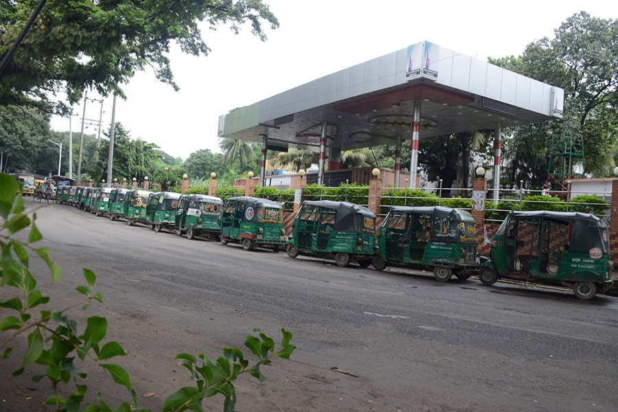 CNG-run auto-rickshaws waiting in a long queue in front of a refuelling station in Chattogram’s Pologround — Focus Bangla/Files