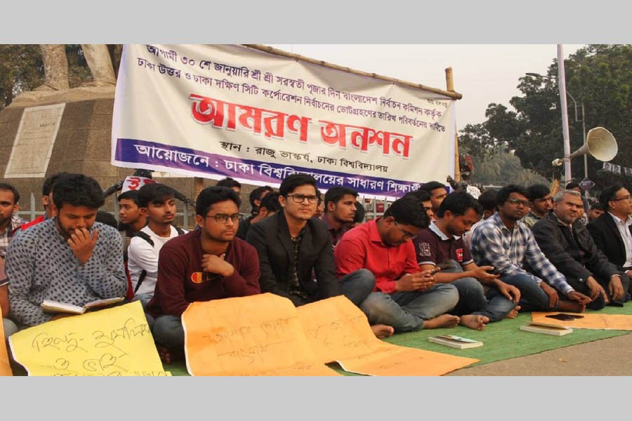 City Polls: 10 DU students fall sick during hunger strike