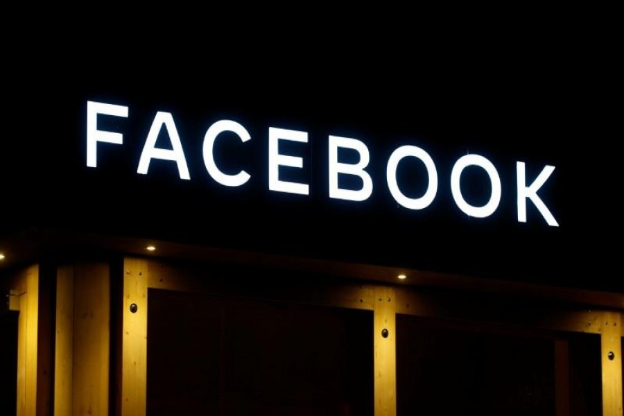 The logo of Facebook is seen in Davos, Switzerland Januar 20, 2020. Picture taken January 20, 2020. REUTERS/Arnd Wiegmann