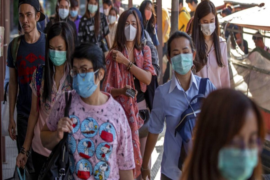 Boat passengers on a jetty wear face masks in Bangkok, Thailand, Tuesday, Jan. 28, 2020 to protect themselves from new virus infection. Photo: AP