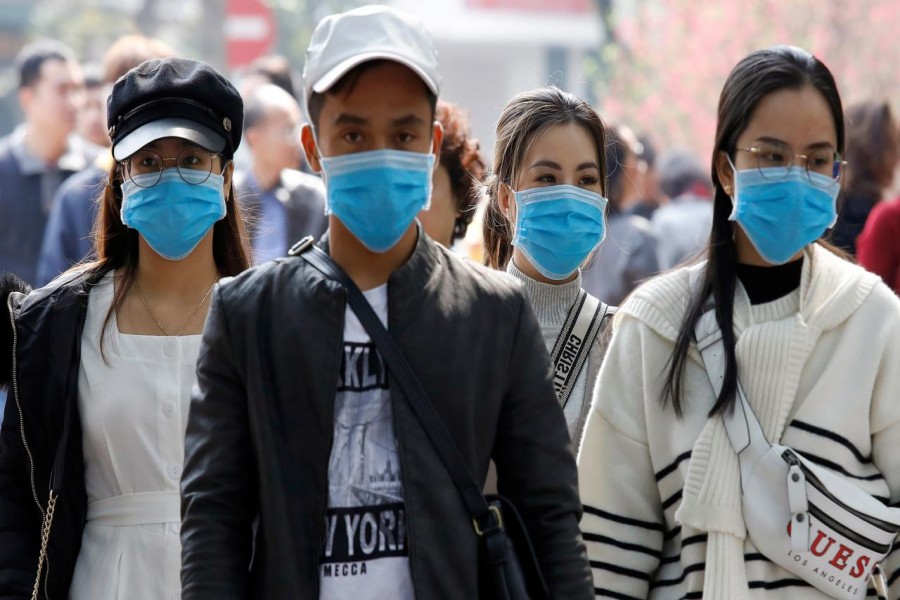 Tourists wear protective masks while visiting Hoan Kiem lake in Hanoi, Vietnam January 31, 2020. REUTERS/Kham