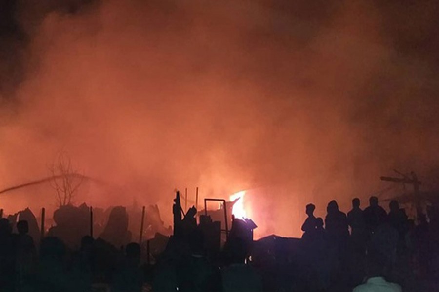 Fire destroys 100 shanties in Chattogram