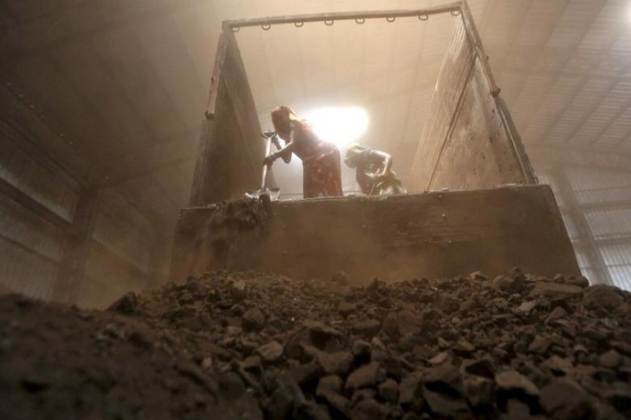 Workers unload coal from a supply truck at a yard on the outskirts of Ahmedabad, April 15, 2015. Reuters/File Photo