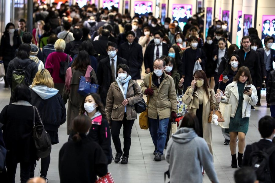 Crowds wearing protective masks, following the outbreak of the coronavirus, are seen at the Shinjuku station in Tokyo, Japan on March 3, 2020 — Reuters photo