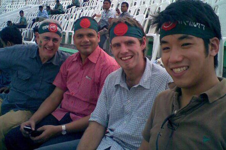Foreigners are all smiles. Image taken from a Facebook page named Foreigners in Bangladesh.