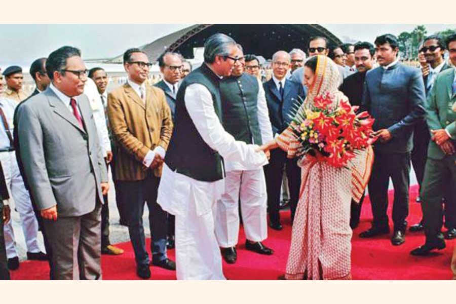 Prime Minister Bangabandhu Sheikh Mujibur Rahman welcoming the Indian Prime Minister Indira Gandhi at Dhaka Airport (Old Airport, Tejgaon) (March 17, 1972) — mujib100.gov.bd