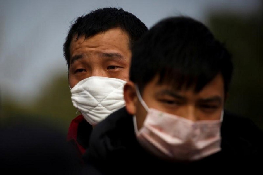 People coming from the Hubei province wait at a checkpoint at the Jiujiang Yangtze River Bridge in Jiujiang, Jiangxi province, China, as the country is hit by an outbreak of a new coronavirus, February 01, 2020. — Reuters/Files