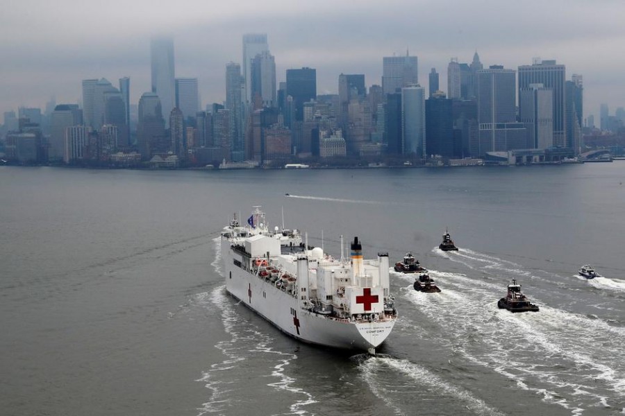 The USNS Comfort passes Manhattan as it enters New York Harbor during the outbreak of the coronavirus disease (COVID-19) in New York City, US, March 30, 2020. REUTERS/Mike Segar