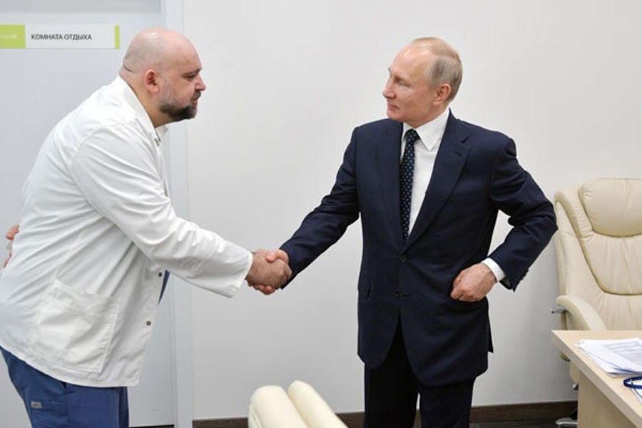 Russian President Vladimir Putin shaking hands with a doctor, Denis Protsenko, during a visit to the hospital for patients, infected with coronavirus disease (COVID-19), on the outskirts of Moscow on March 24. –Reuters Photo