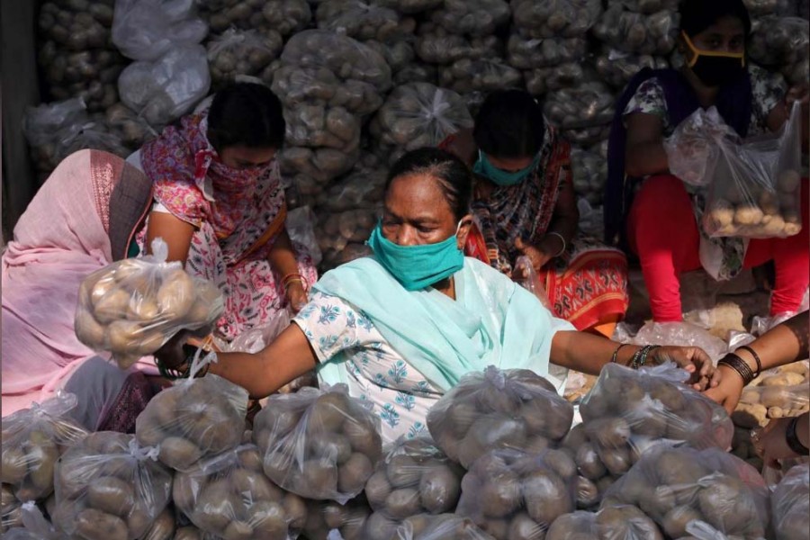 Volunteers pack potatoes to be distributed among poor people during a 21-day nationwide lockdown to slow the spreading of the coronavirus disease (COVID-19), at a residential area in Kolkata, India, April 2, 2020. REUTERS/Rupak De Chowdhuri