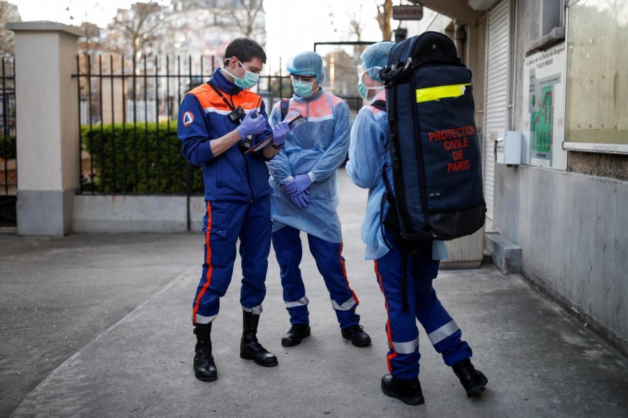 FILE PHOTO: Members of the French Civil Protection service arrive on site for a rescue operation in Paris, as the spread of the coronavirus disease (COVID-19) continues in France, April 4, 2020. REUTERS/Benoit Tessier