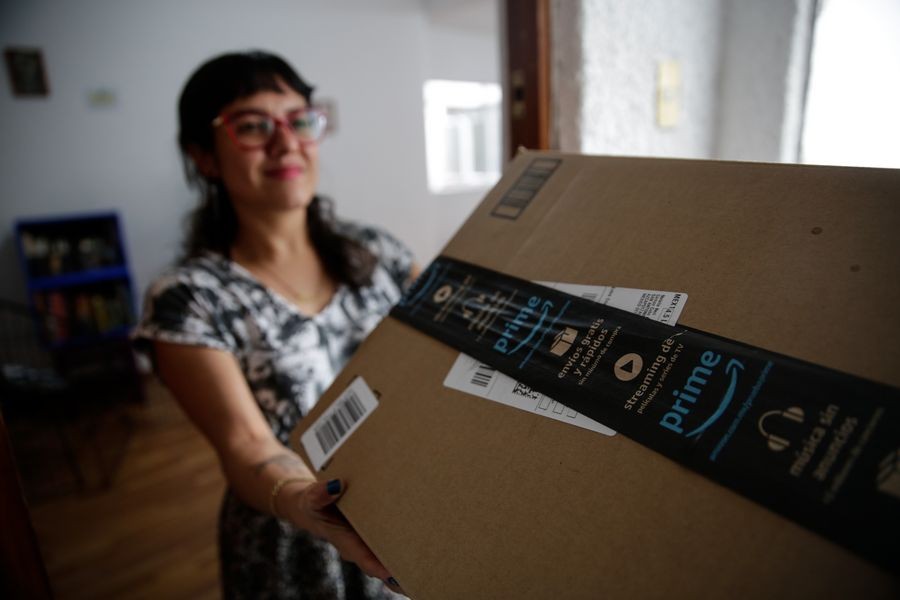 A customer receives her purchases made online in Mexico City, capital of Mexico, April 6, 2020. (Xinhua/Francisco Canedo)