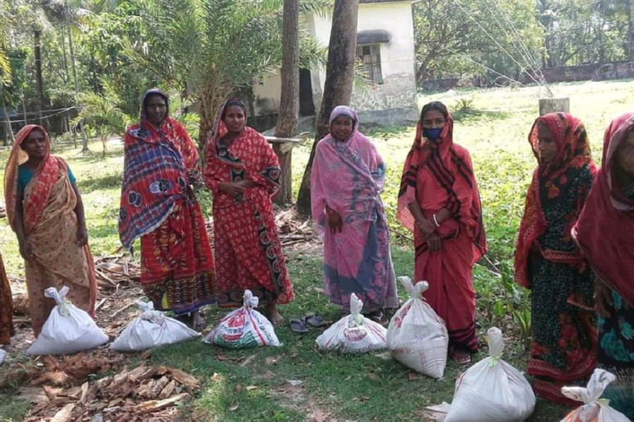 Grameen communications giving relief goods to 1,500 people