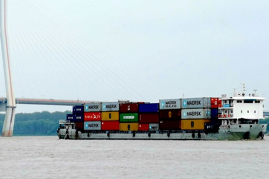 Cargo ships pass through the Wuhan Junshan Yangtze River Bridge, Central China's Hubei Province, on Saturday. Wuhan, which was hard hit by COVID-19, started lifting outbound travel restrictions on Wednesday after almost 11 weeks of lockdown. China's Ministry of Commerce said on Thursday about 76 percent of domestic key foreign trade companies had resumed work using over 70 percent of capacity. Photo: IC