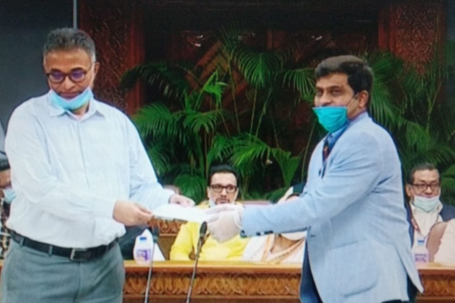 General Manager of Ispahani Tea Ltd Mr Omar Hannan (right) seen handing over a cheque of Tk 10 million to an official of the Prime Minister’s Relief and Welfare Fund