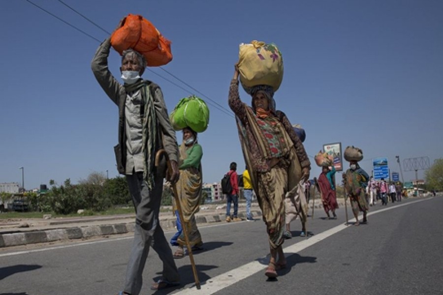 Migrant labourers walk to their villages during the lockdown in New Delhi, India, on March 29. Photo: Xinhua   