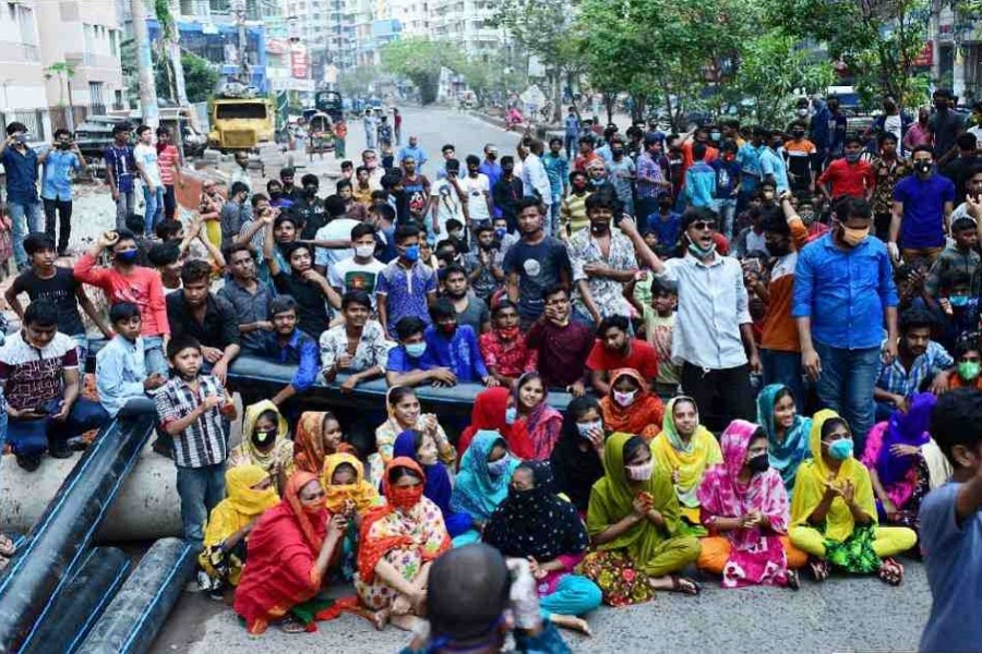 Workers block road in Adabar demanding wage