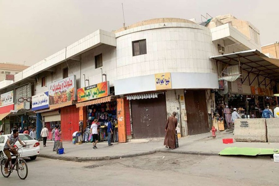 Shops and open-air markets are seen packed with people at southern Batha market after the Saudi government eased a curfew and allowed stores to open, following the outbreak of the coronavirus disease (Covid-19), in Riyadh, Saudi Arabia, April 29, 2020. REUTERS/Marwa Rashad