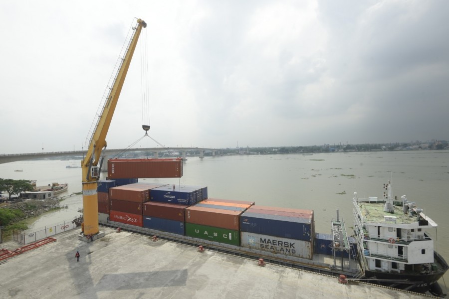 In an attempt to decongest Chattogram Port an inland container vessel is seen discharging a full load of containers, originally bound for Kamalapur ICD, at SAPL’s Container Terminal located at Munshiganj.