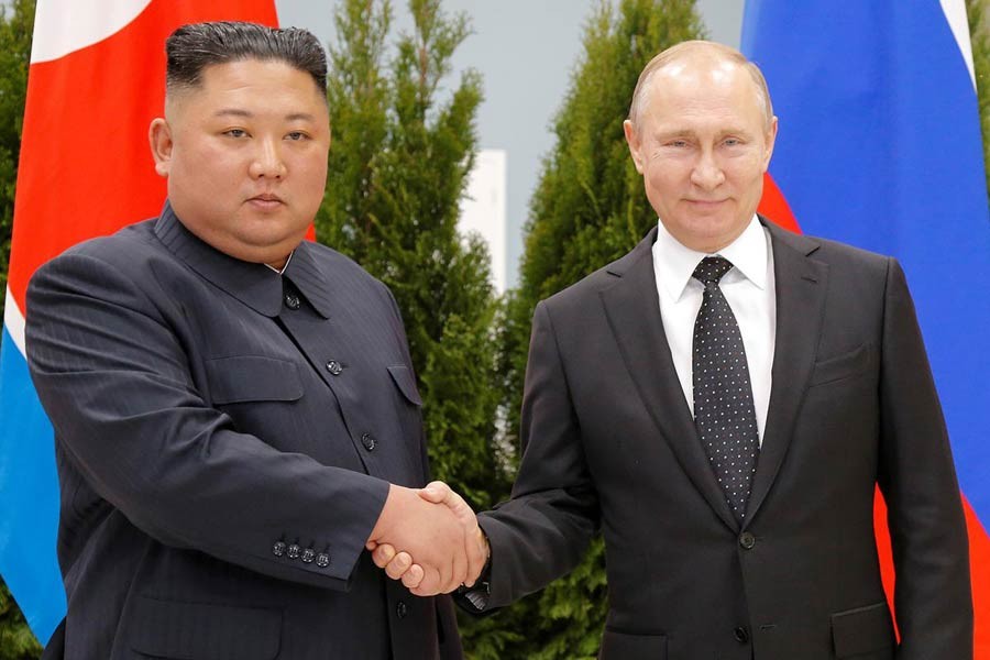 Putin awards commemorative WWII medal to Kim Jong Un