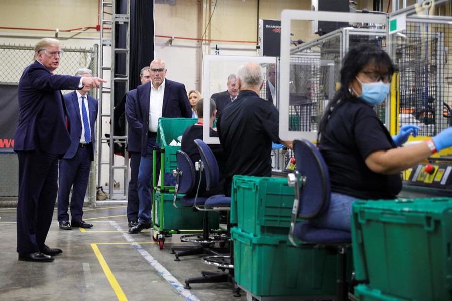 US President Donald Trump points as he watches workers on the assembly line manufacturing protective masks for the coronavirus disease (COVID-19) outbreak during a tour of a Honeywell manufacturing facility in Phoenix, Arizona, US on May 5, 2020 — Reuters photo