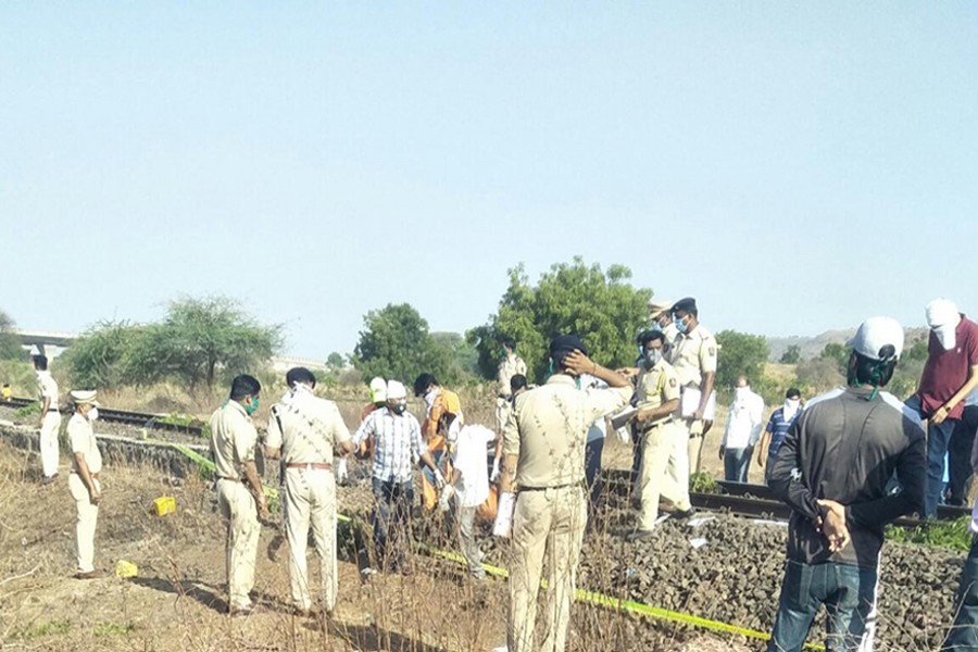 Police personnel and rescue workers are assessing the scene of the accident. Photo source: TOI