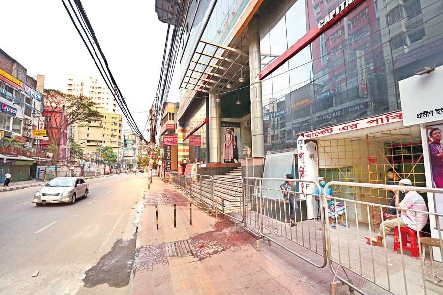 Shopping malls and markets in Baily Road area of the city remain closed during the ongoing shutdown over coronavirus outbreak — FE File Photo