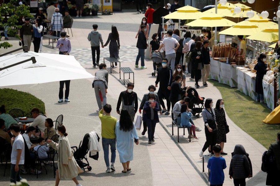 People wearing masks to avoid the spread of the coronavirus disease (COVID-19) shop at an outlet mall in Gimpo, South Korea, May 1, 2020. REUTERS/Kim Hong-Ji