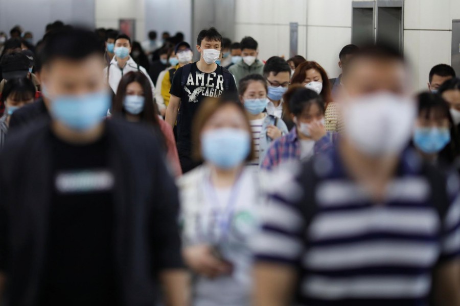 People wearing face masks walk inside a subway station during morning rush hour, following an outbreak of the coronavirus disease (COVID-19), in Beijing, China May 11, 2020. REUTERS/Carlos Garcia Rawlins