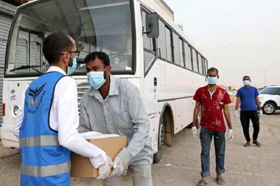 A Saudi volunteer wearing a protective face mask and gloves hands out Iftar meals provided by a charity organisation following the outbreak of the coronavirus disease (COVID-19), during the holy month of Ramadan, in Riyadh, Saudi Arabia, May 10, 2020. — Reuters