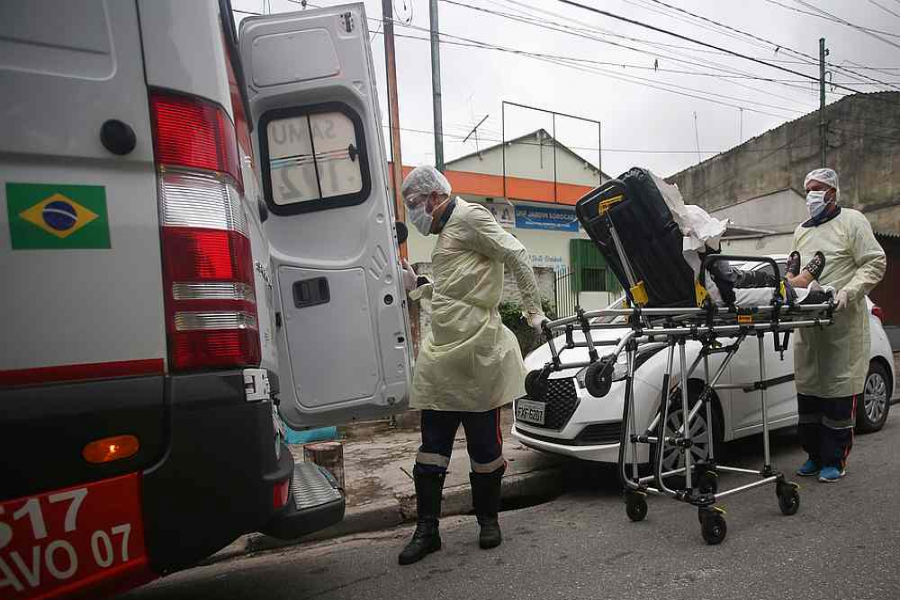 Nurses of Emergency Rescue Service transport a patient from a basic heath unit to a hospital during the COVID-19 outbreak in Santo Andre, Sao Paulo State, Brazil, May 7, 2020. /Reuters