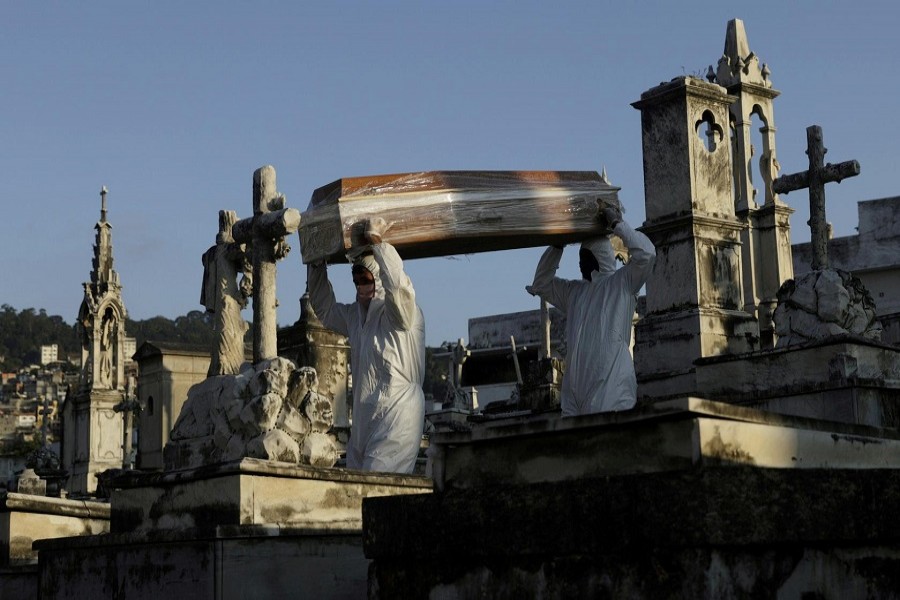 Gravediggers carry the coffin of Antonia Rodrigues during her funeral who passed away from the coronavirus disease (COVID-19), in Rio de Janeiro, Brazil, May 18, 2020. — Reuters/Files