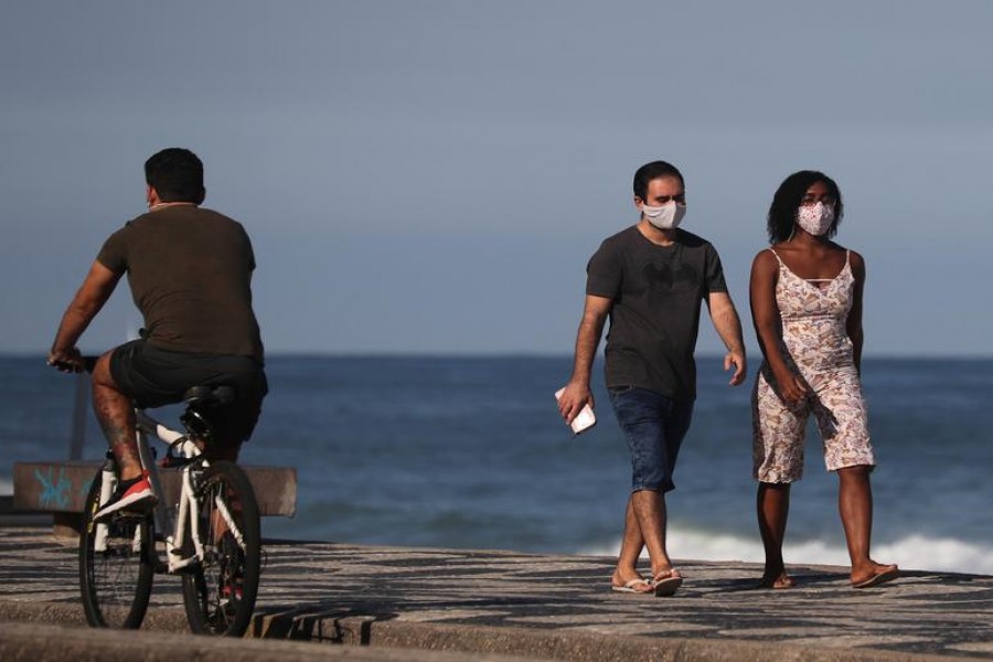 A couple walks next to Leblon beach, amid the coronavirus disease (COVID-19) outbreak in Rio de Janeiro, Brazil on May 25, 2020 — Reuters photo