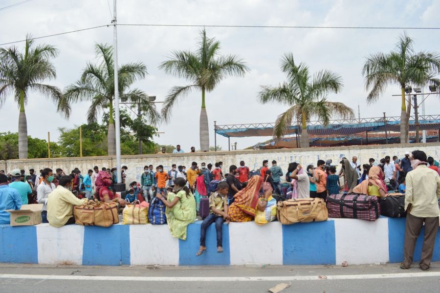Migrant workers from different Indian states gather and wait to board buses for their destinations during the coronavirus lockdown in Bangalore, India, May 23, 2020. (Str/Xinhua)