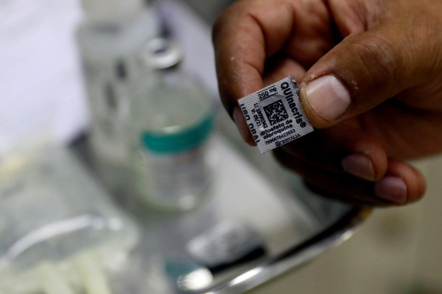 A nurse shows a pill of hydroxychloroquine, amid the coronavirus disease (COVID-19) outbreak, at Nossa Senhora da Conceicao hospital in Porto Alegre, Brazil, April 23, 2020. REUTERS/Diego Vara