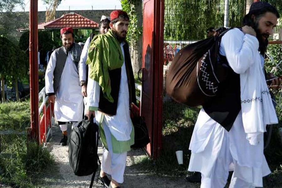 Newly freed Taliban prisoners walk in Pul-i-Charkhi prison, in Kabul, Afghanistan May 26, 2020. REUTERS/Mohammad Ismail