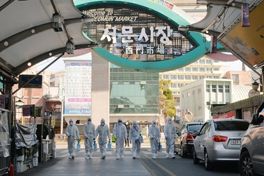 Staff members disinfect a market in Daegu, South Korea, Feb. 23, 2020. Photo: Xinhua