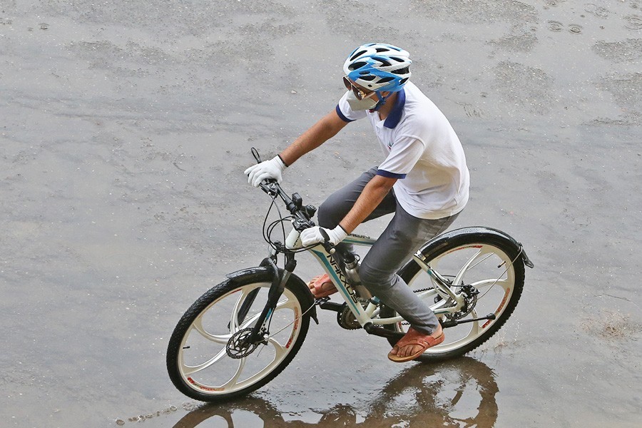 A man riding a bicycle in the city’s Kamalapur area on Thursday to avoid the risk of contracting coronavirus which is ravaging the world — FE Photo