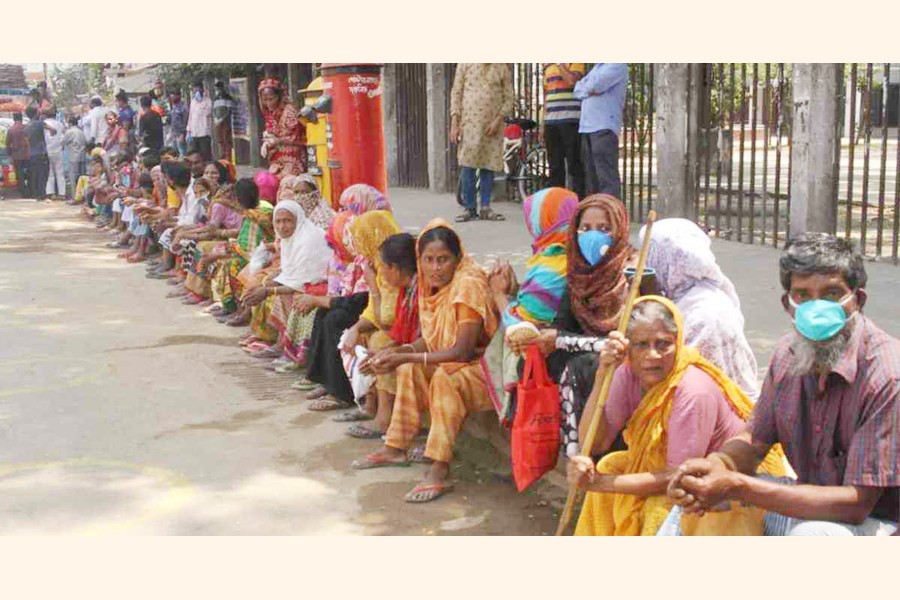 Poor people waiting for food in Dhaka	—UNB Photo