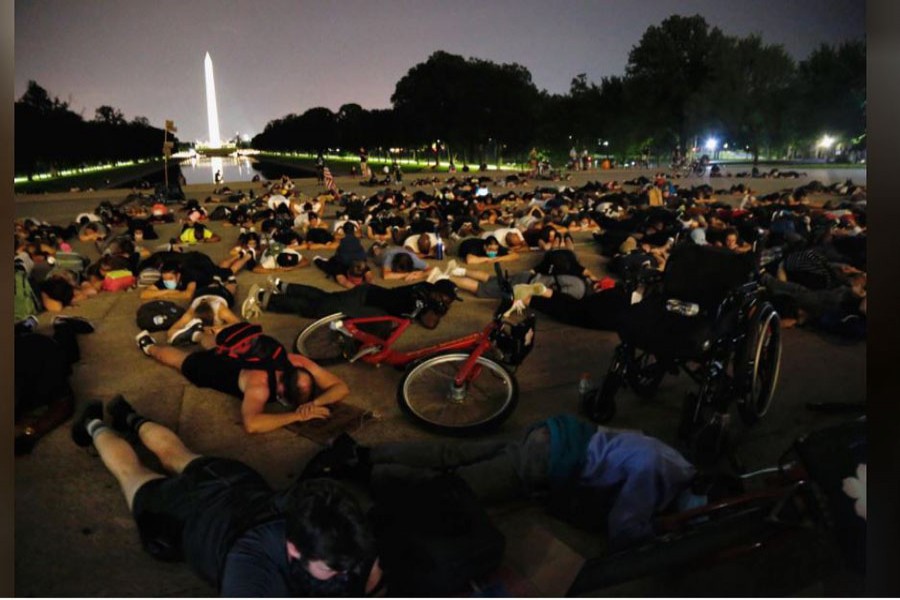 Demonstrators lie down during a protest against racial inequality in the aftermath of the death in Minneapolis police custody of George Floyd at the Lincoln Memorial in Washington, US, June 6, 2020. REUTERS/Joey Roulette