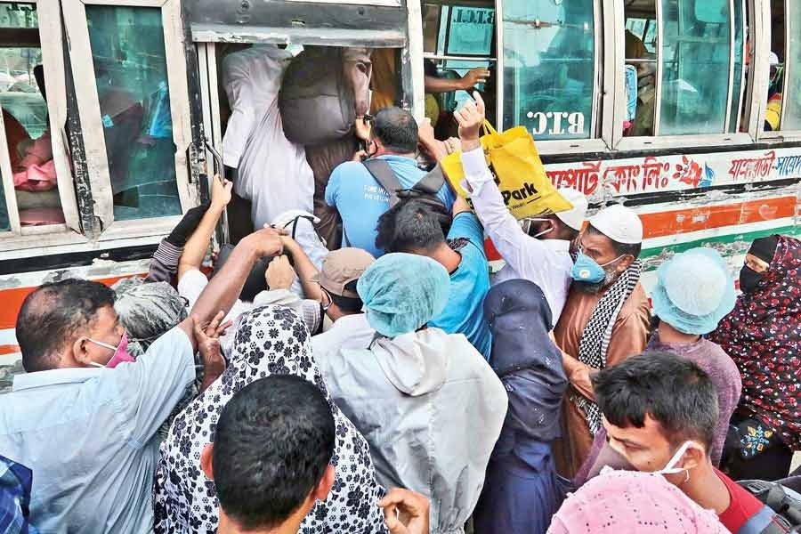 Passengers scrambling to get on a local bus at Jatrabari in the city on June 1, the first day of resumption of bus services after over two-month shutdown —FE file photo