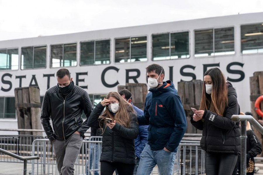 Visitors wearing surgical masks are seen following the outbreak of coronavirus disease (COVID-19), in New York City, US, March 16, 2020. REUTERS/Jeenah Moon/File Photo