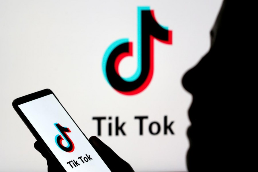 A person holds a smartphone with Tik Tok logo displayed in this picture illustration taken November 7, 2019. REUTERS/Dado Ruvic/Illustration/File Photo