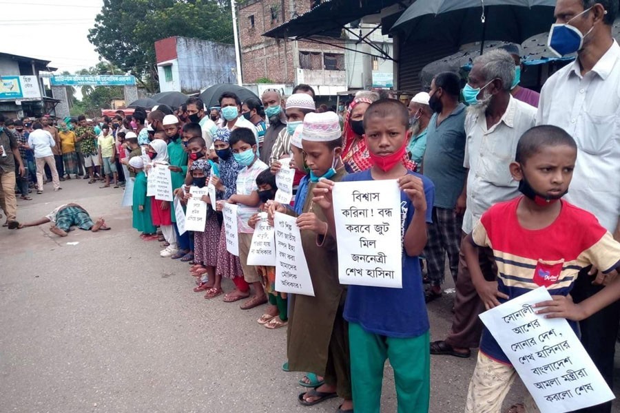 Children joined Khulna jute mills workers in a sit-in programme on Monday in front of a jute mills in Khulna, protesting government's decision — FE Photo