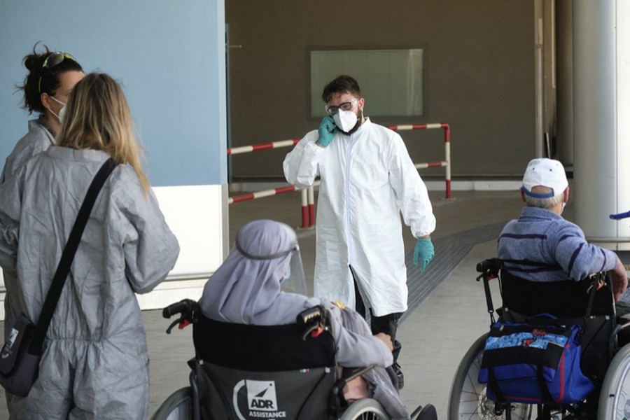 Medical staffers check passengers arriving at Rome's Leonardo Da Vinci international airport on Wednesday, July 8, 2020. Rome airport authorities have refused to let 112 Bangladeshi passengers off a plane that landed from Qatar as Italy tightens restrictions on people arriving from coronavirus hotspots — AP photo