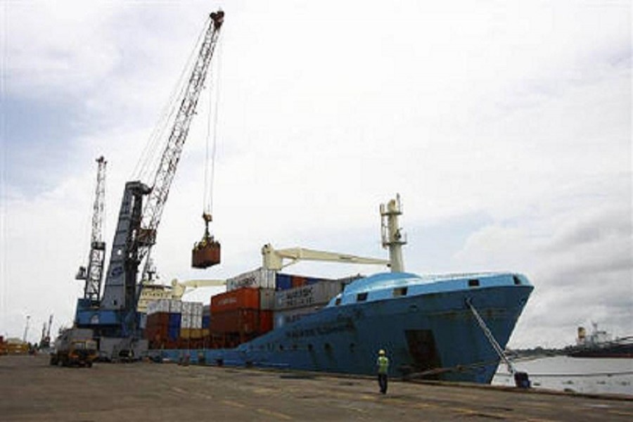 The Maersk Ronneby container ship is loaded at the Container Terminal at the Cochin Port on Willingdon Island in Kerala July 27, 2009 — Reuters/Files