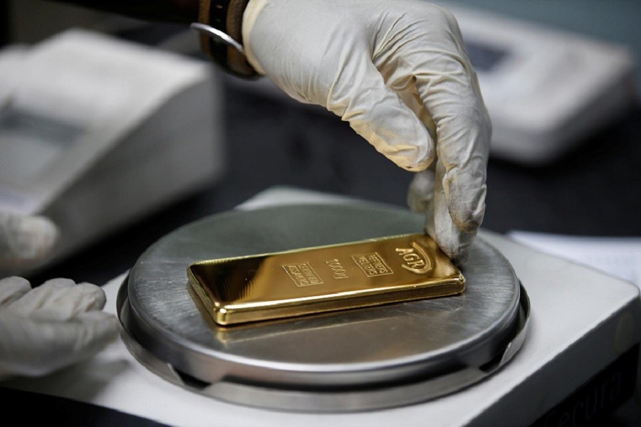 An employee weighs a 1kg gold bar at AGR (African Gold Refinery) in Entebbe, Uganda, October 04, 2018 — Reuters/Files