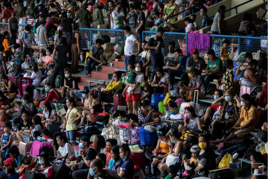 Filipinos stranded due to the coronavirus disease (COVID-19) restrictions cram inside a baseball stadium for a government transportation program that while transport them back to their provinces, in Rizal Memorial Sports Complex, Manila, Philippines, July 25, 2020. REUTERS/Eloisa Lopez