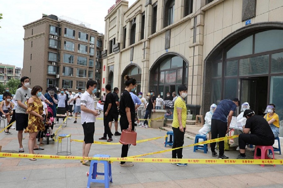 Residents wearing face masks line up to receive nucleic acid tests after new cases of coronavirus disease (Covid-19) were confirmed in Dalian, Liaoning province, China, July 26, 2020 — Reuters/Files