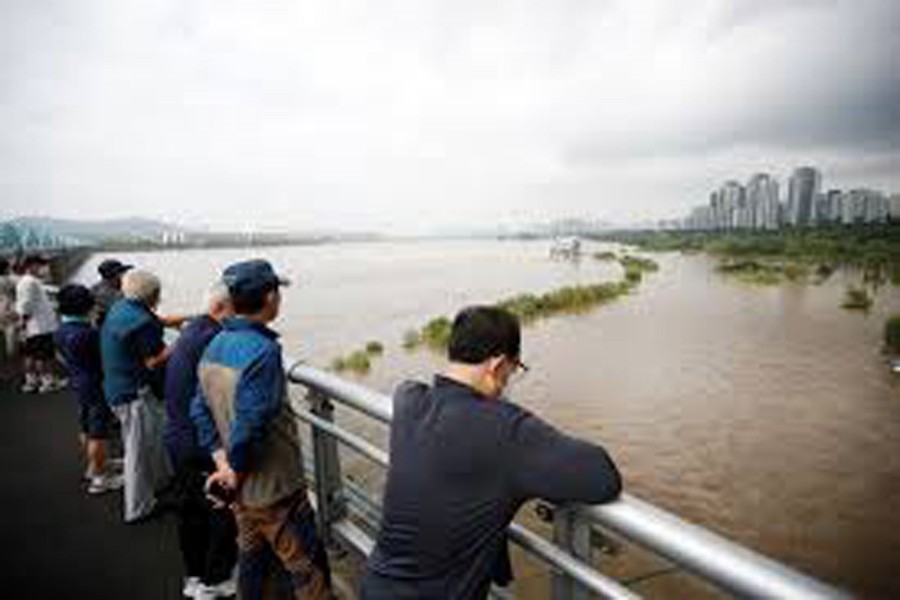 Residents look on a submerged Han River park by flooded Han River in Seoul, South Korea, August 06, 2020. REUTERS/Kim Hong-Ji
